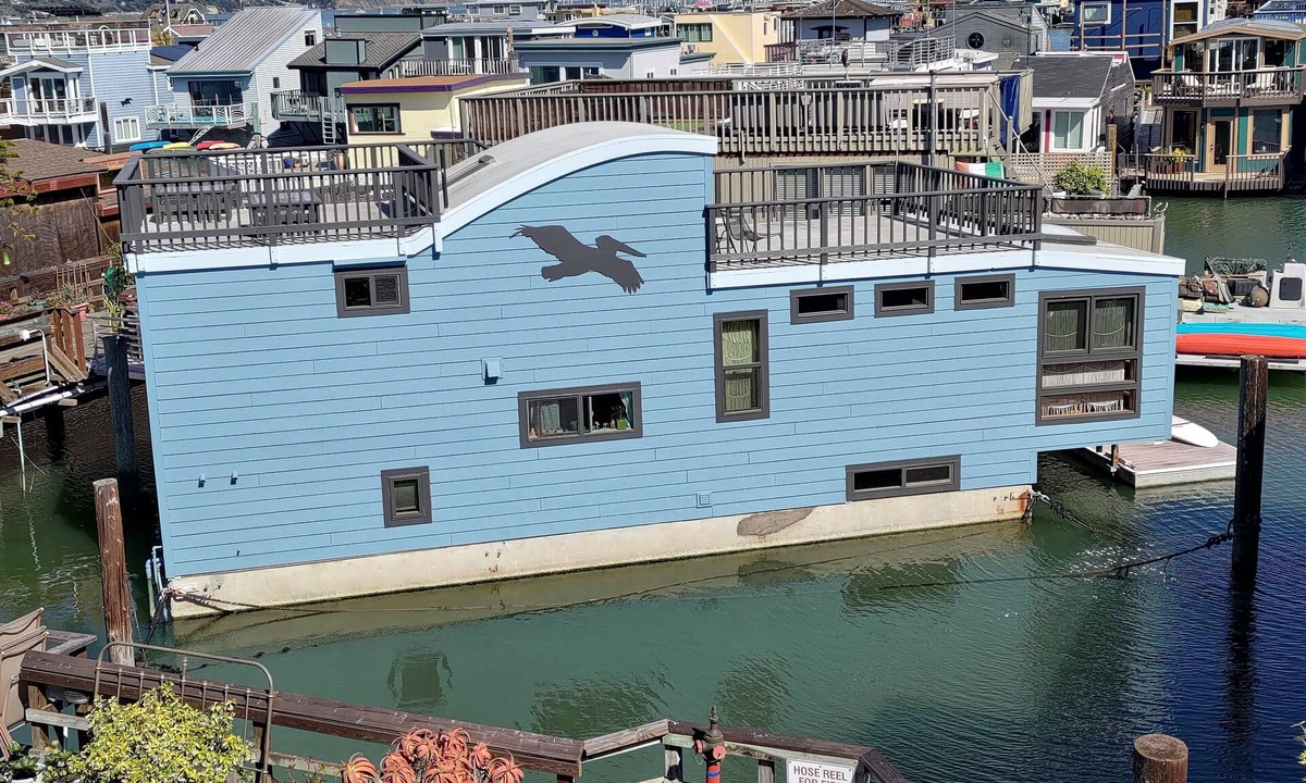 Bay Area Boat Rental | Experience the unique floating home community of Sausalito!