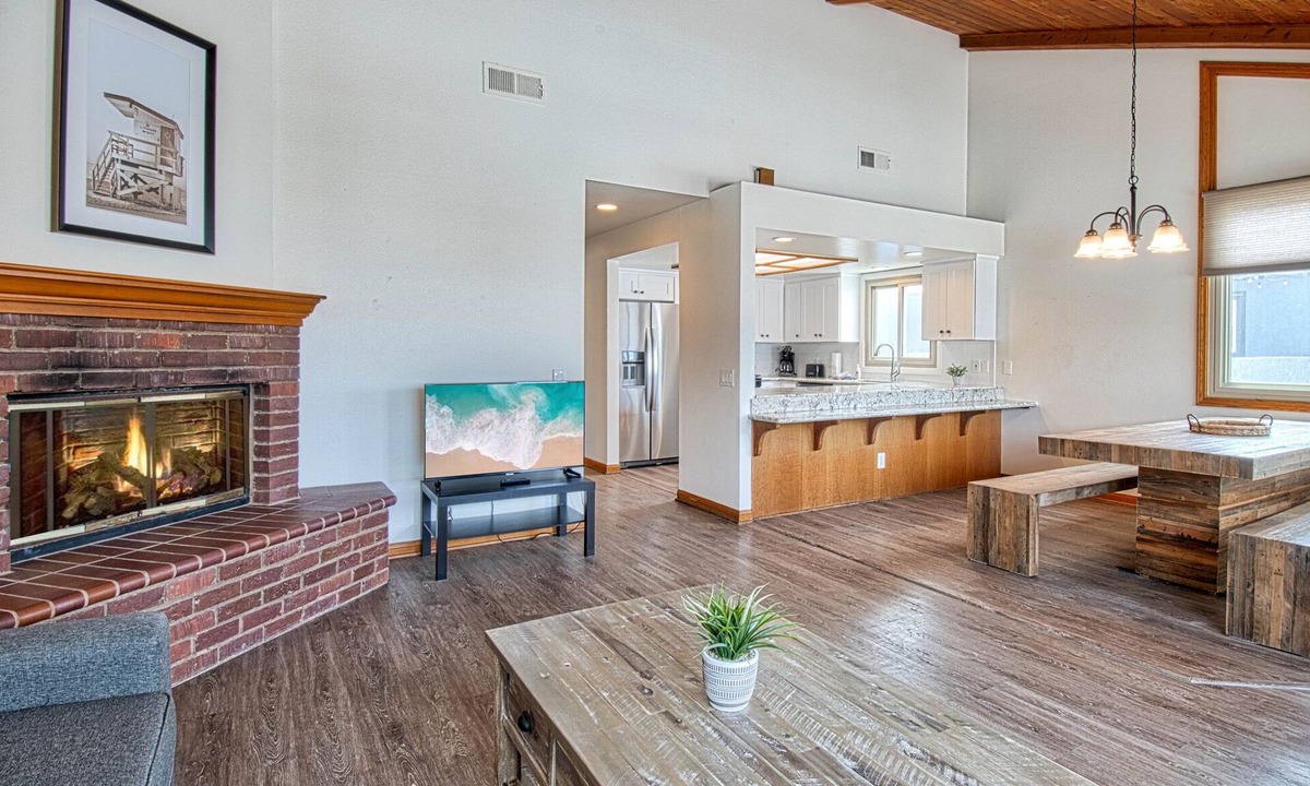 West Newport Condo | Fabulous upper unit on a fabulous street just one house from the beach!