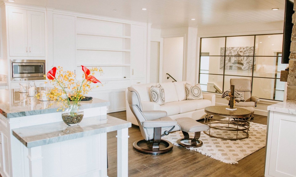Golden Rectangle Apartment | Fairview Way + Clubroom