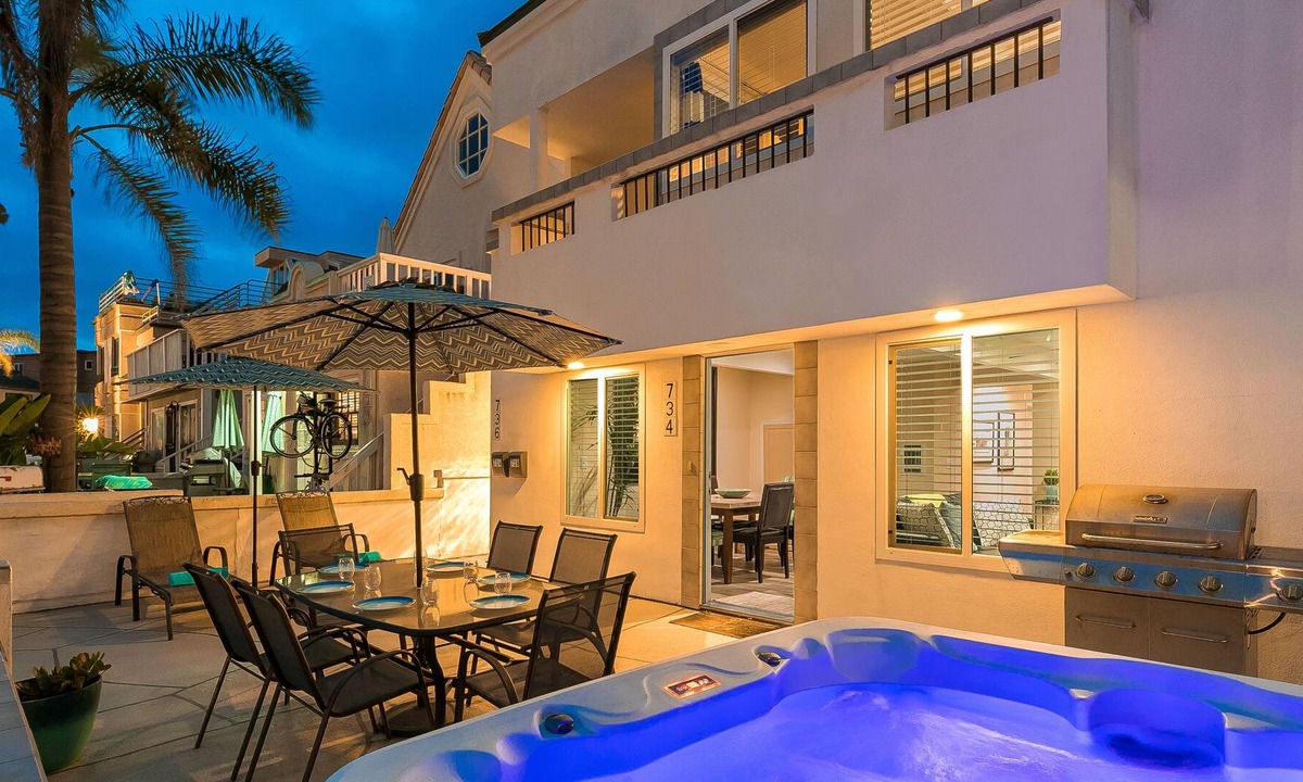 South Mission Beach Apartment | Family beach condo w/ private hot tub- steps to beach