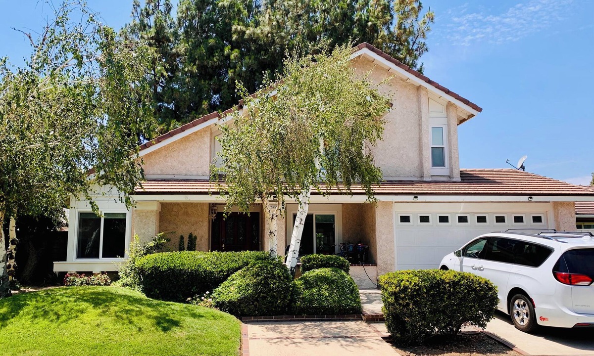 Valencia House | Family, kid and dog friendly, Fenced yard, 3 bed, 3 bath.