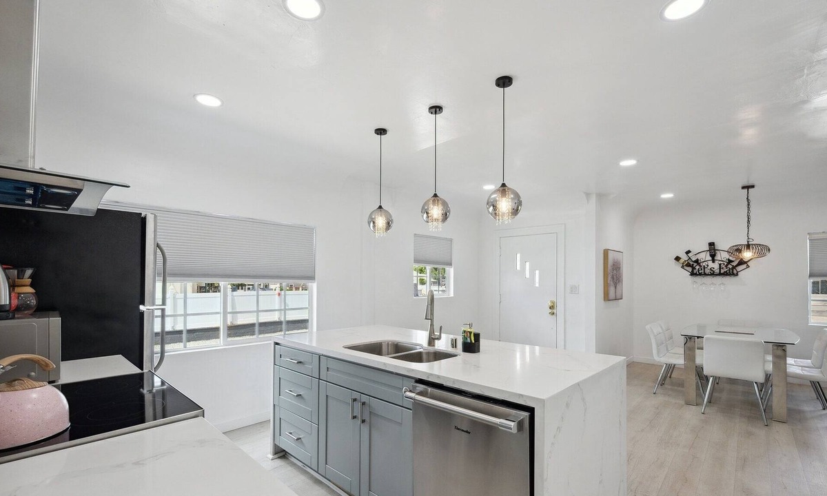 Lincoln Acres House | Fancy & Modern 3 Bedroom House With Private Yard, Gate 3 Home by Redawning