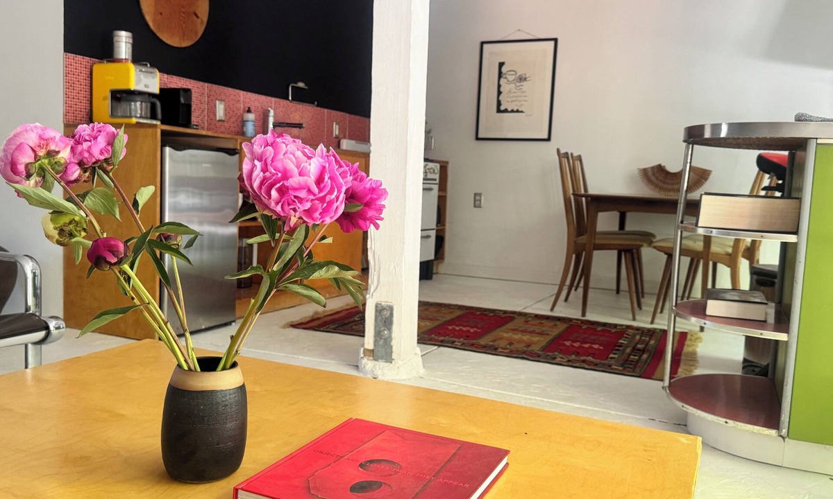 Wilshire Apartment | Fantastic studio with AC in vibrant Los Angeles neighborhood.