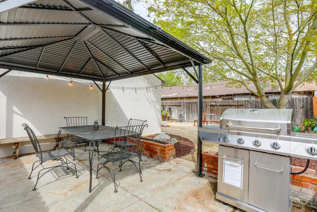 Clarksburg House | Fire Pit and Yard Games Inviting Clarksburg Cottage