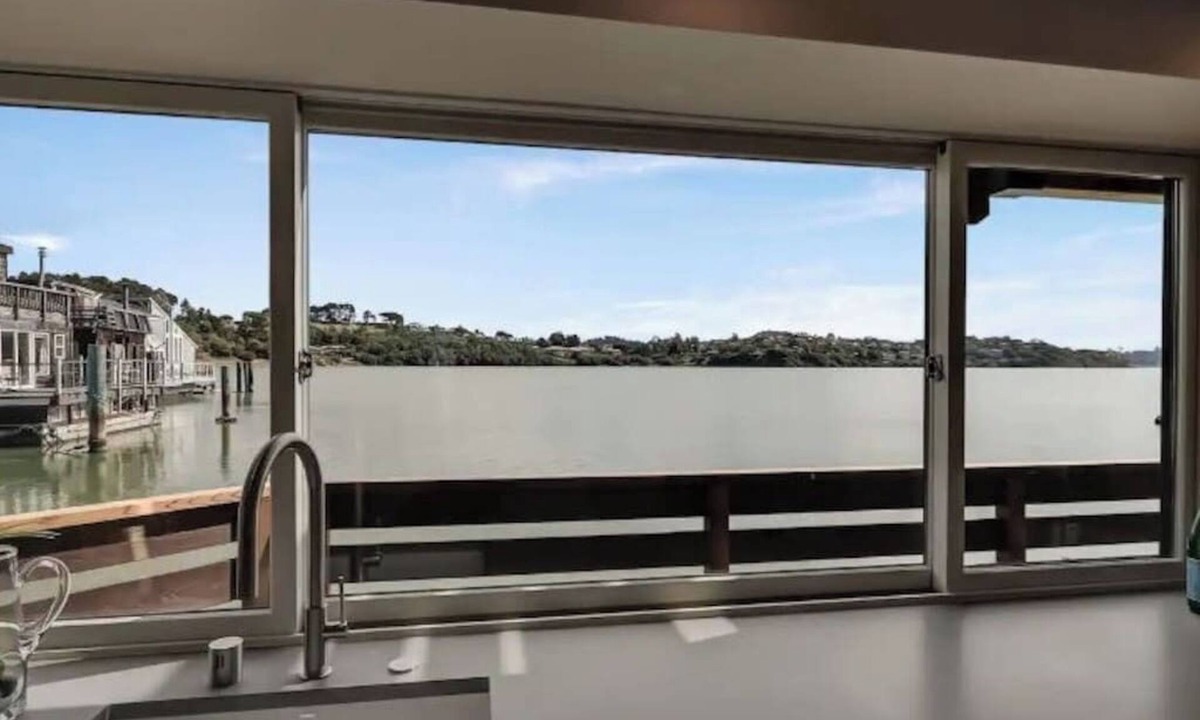 Mill Valley Apartment | Floating condo 'C' on Sausalito's Richardson Bay