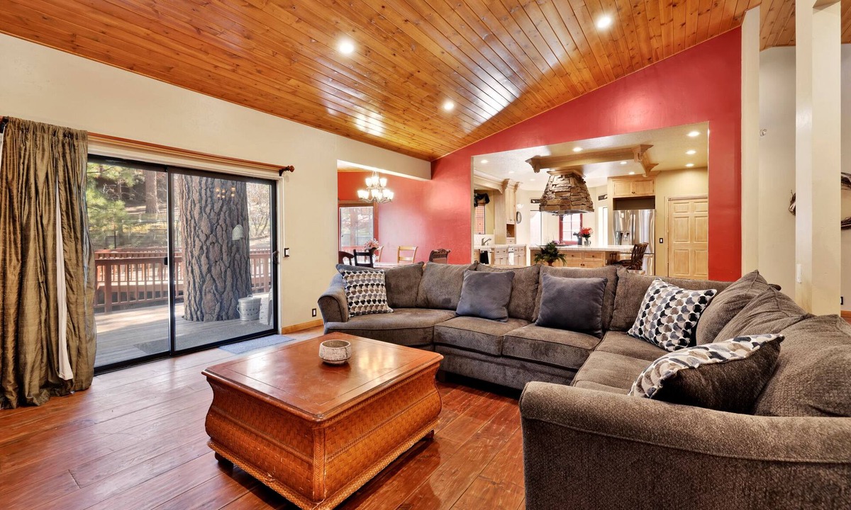 Evergreen Estates Cabin | Four Happy Bears Estate- Hot Tub- Games- Ski Resort Location