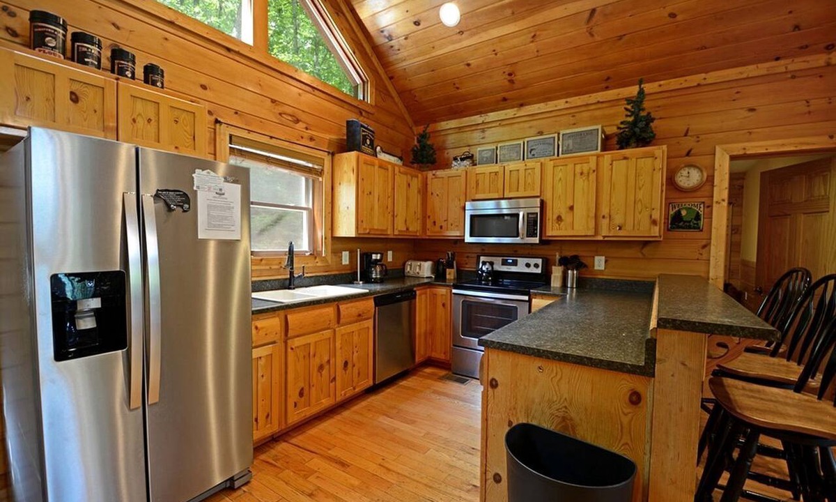 Gatlinburg - Pigeon Forge Cabin | Fully-Equipped Cabin Rental in Tennessee, Perfect for Large Group Glamping in the Mountains