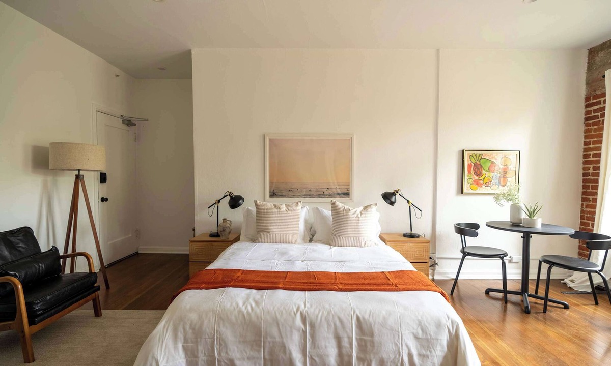 Hollywood Apartment | Furnished Bachelor in Hollywood