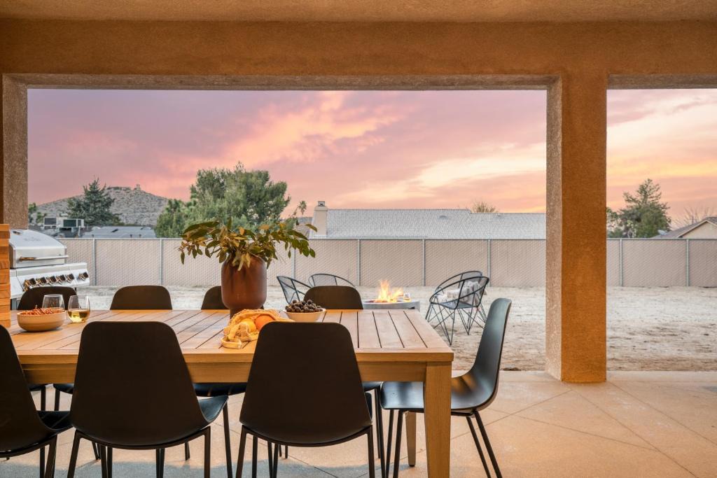 Yucca Valley House | Gambel by AvantStayJTree Escape w Entertainers Yard Firepit 3000SF