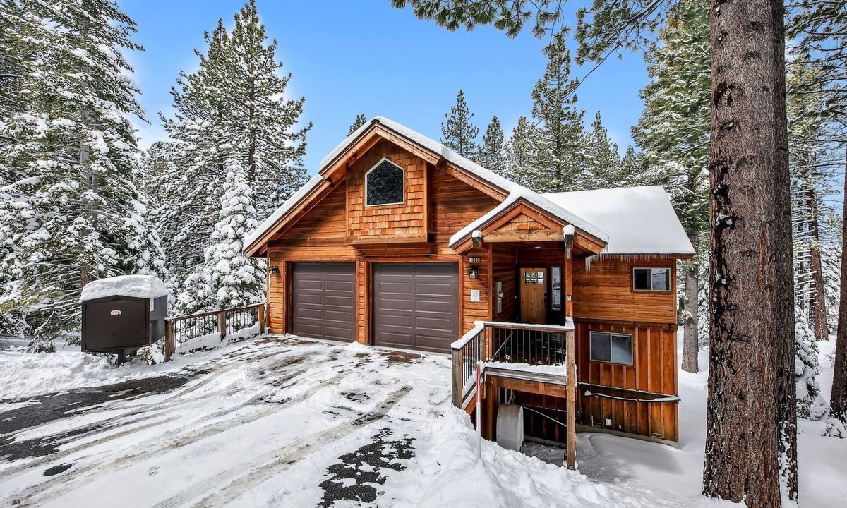 Pioneer Trail Cabin | Game Room w/Pool Table, Hot Tub, Pet Friendly, Near Lake+Heavenly, 12Guests+Kids Less than 6yrs