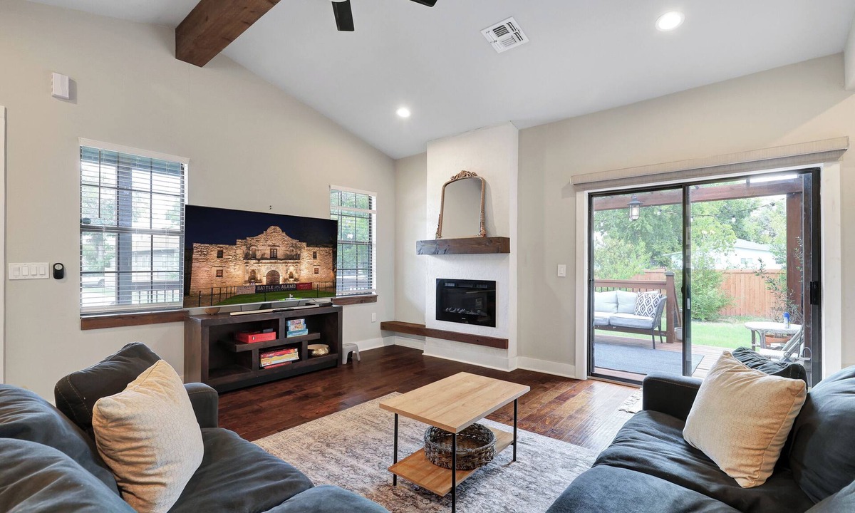 Eastside Promise Neighborhood House | Getaway Near River Walk DT | Yard BBQ Pet | Games