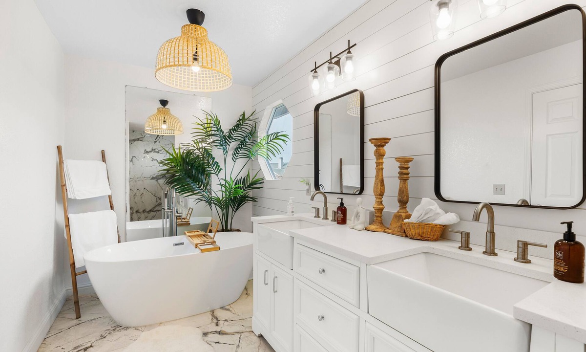 Antelope House | Globetrotters cottage with 2 Queen Master suite, KING SUITEnnFlexible checking*
