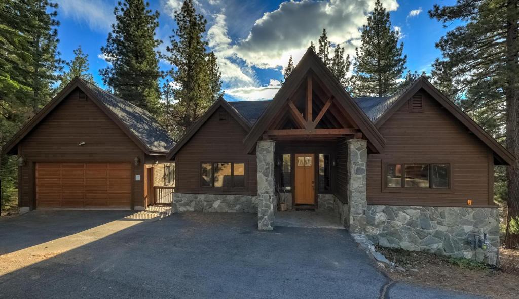 Montgomery Estates House | Golden Bear Lodge
