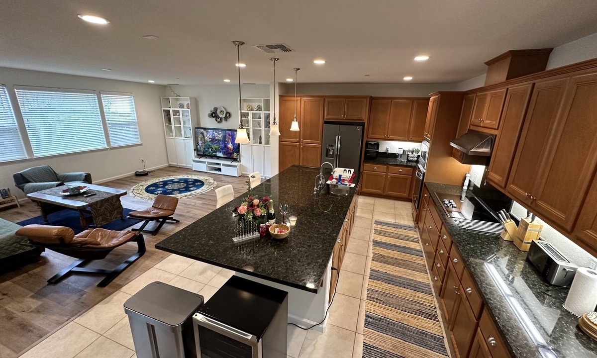 Tracy House | Gorgeous House 4 You: 4B+2.5b+Office+12' Kitchen Island
