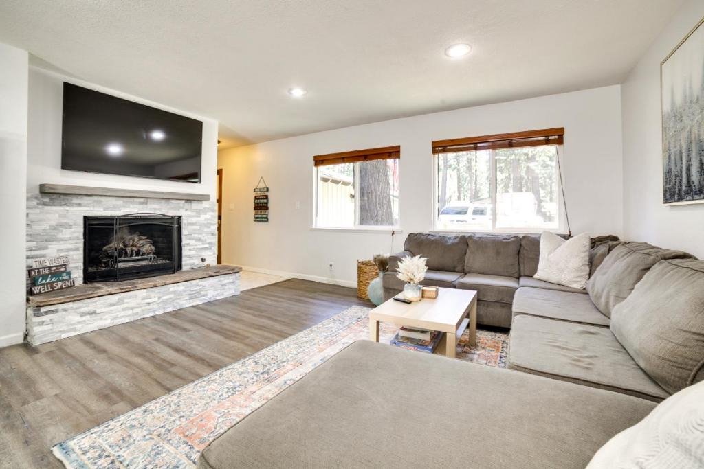 Al Tahoe House | half Mi to Lake Tahoe Pet-Friendly Cabin