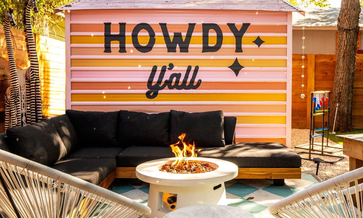 Hancock House | Heated Pool-Sleeps 10-Fire Pit- 2miles Downtown!