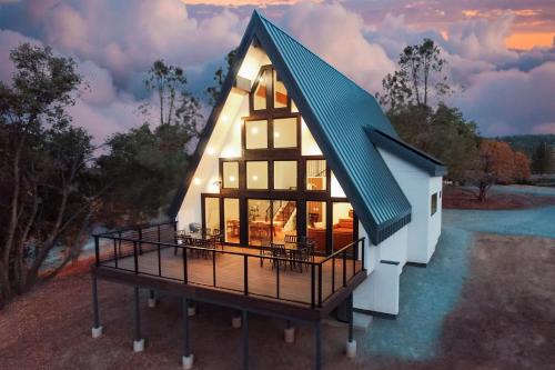 Oakhurst House | High End A-Frame - Hot Tub - Awesome Views - Yosemite - Electric Vehicle Friendly - Sleeps 10