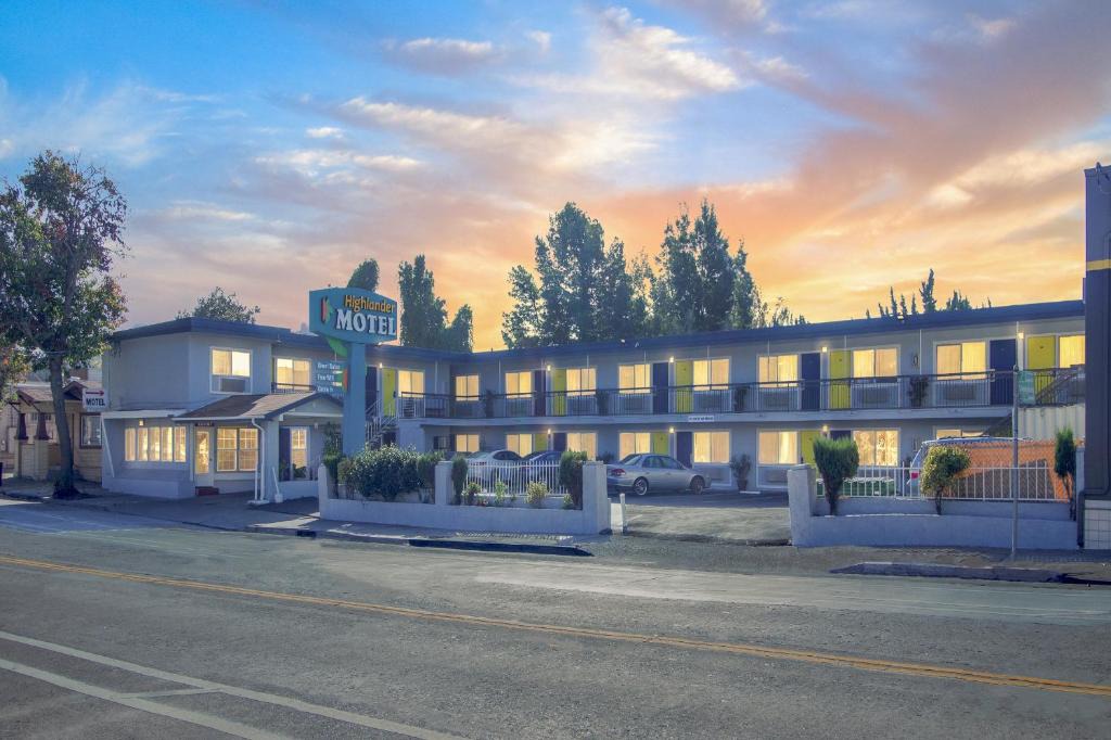 Dimond Hotel | Highlander Motel