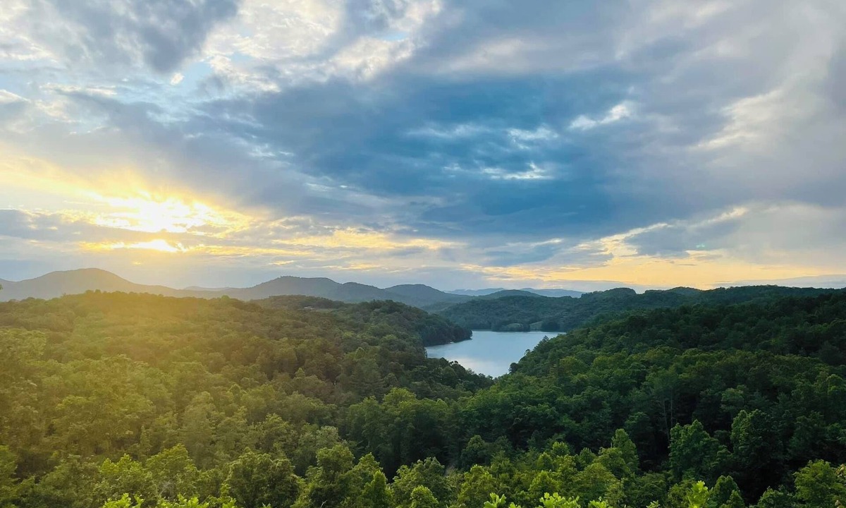 Unaka Cabin | Hiwassee Lake Lodge - Private Mtn-Top Retreat - Lake Views - Sleeps 13