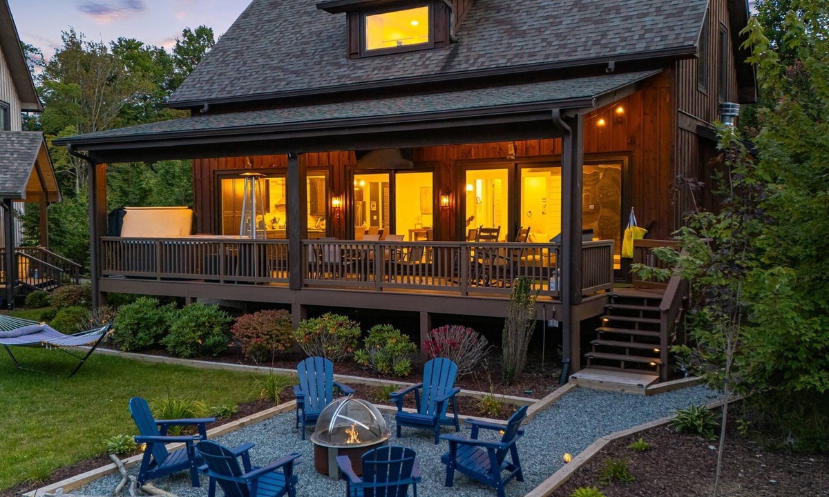 Banner Elk House | HOT TUB! FIRE PIT! HIKE! RELAX. CLOSE TO SUGAR! CLOSE TO TOWN!