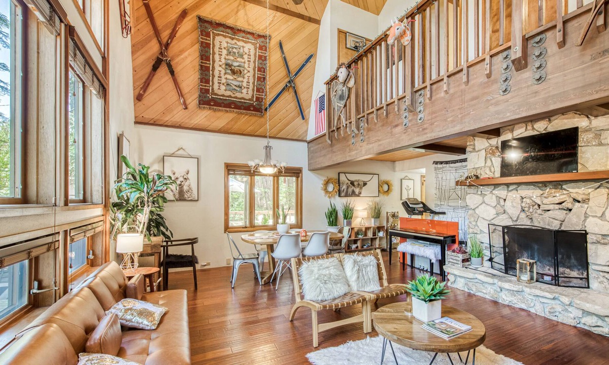 Sierra Cedars House | Idyllic wooded getaway with wraparound deck, WiFi, kayaks & washer/dryer