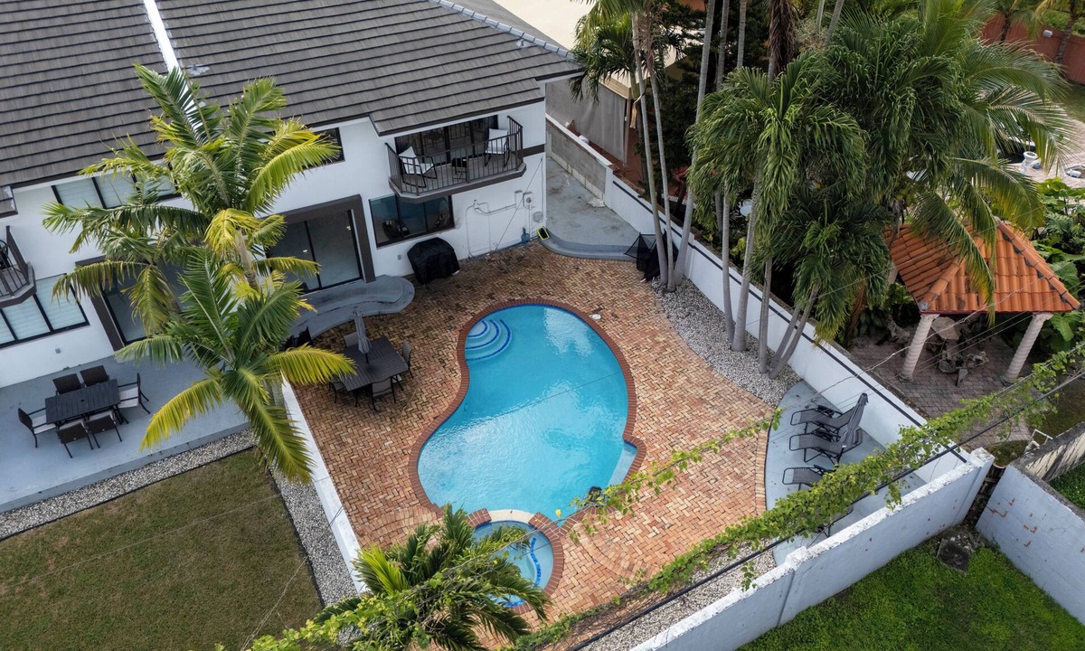 Olympia Heights House | July Special! Modern 4BR - Private Pool & Grill, Near Coral Gables & MIA Airport