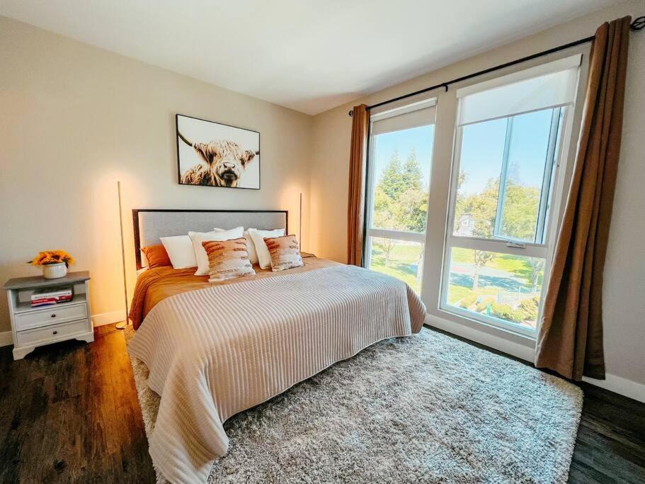 Mountain View Apartment | KING BED Modern 2 Bed 2 Bath Pool & Hot Tub