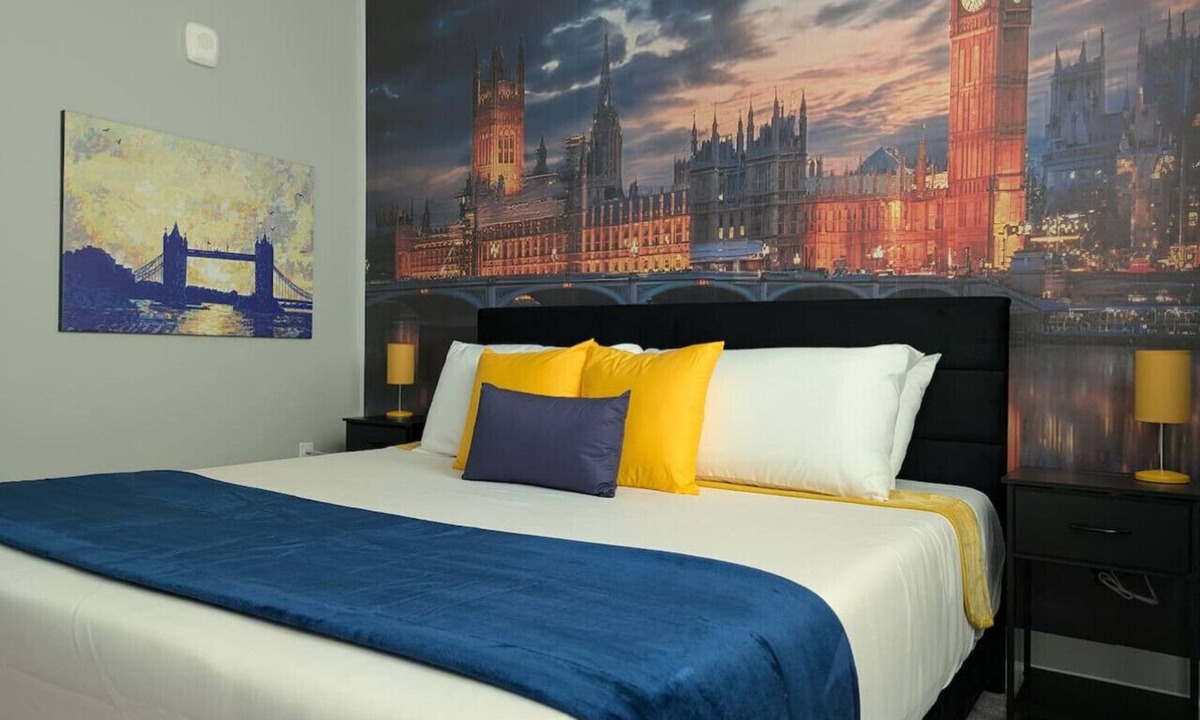 Highlands Apartment | King Bed Retreat | Elevated Stay | Near Airport