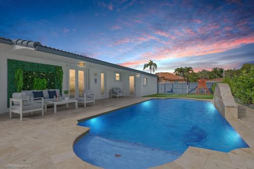 Westchester House | La Femme Luxe Resort - HtdPool, Mini Golf, 5 Bedrooms, Jacuzzi, Game Room, BBQ,Pickleball