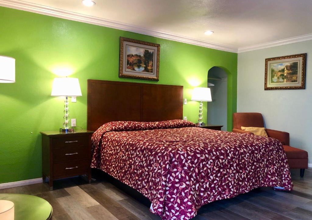 La Rouge Motel | College East