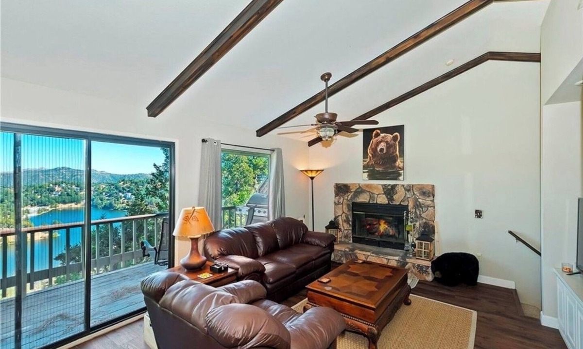 Crestline Cabin | Lake View Cozy Bear Cabin - Adorable Crestline Relaxing Getaway