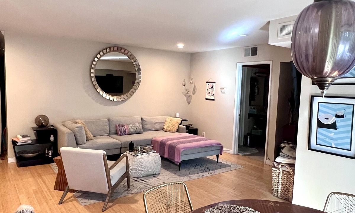 Greater Wilshire - Hancock Park Condo | Larchmont Village/Hancock Park furnished sublet