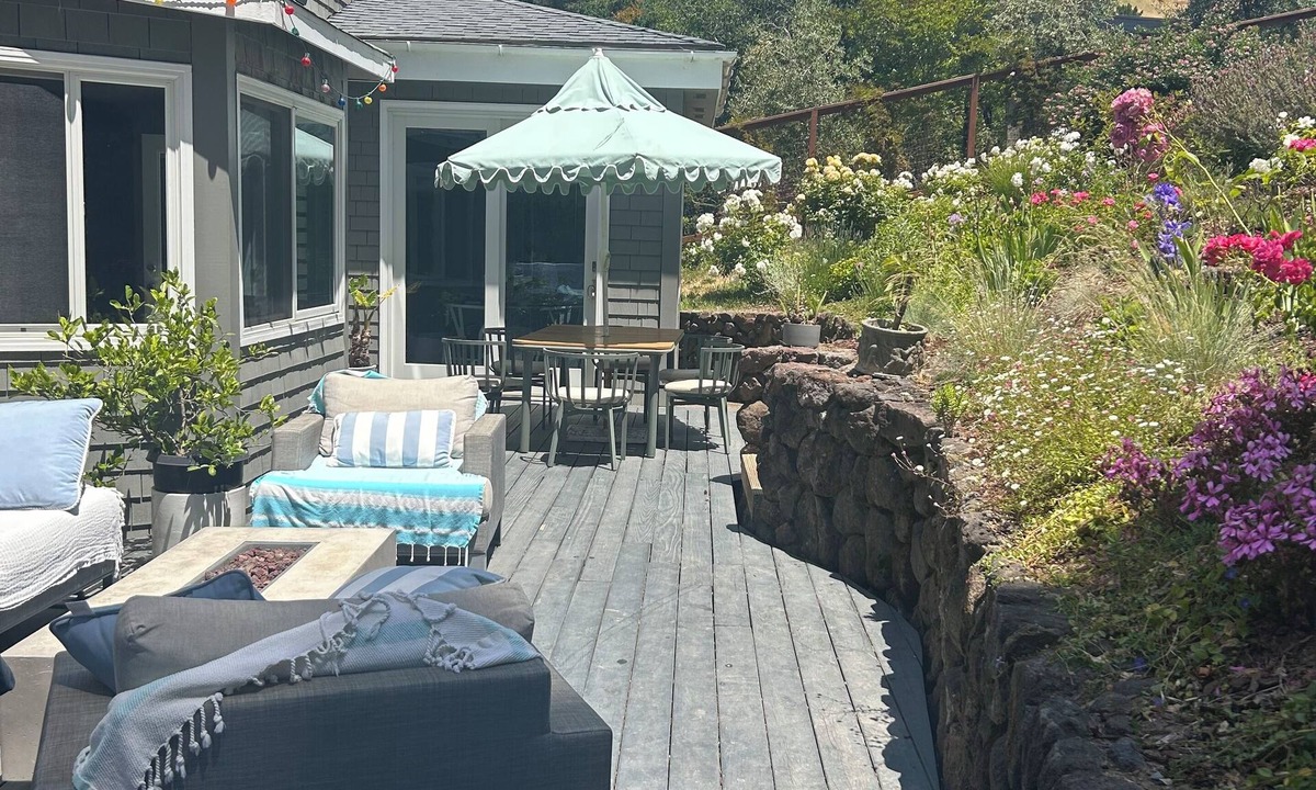 Tiburon House | Large 4-bedroom family home in tranquil Tiburon with back garden