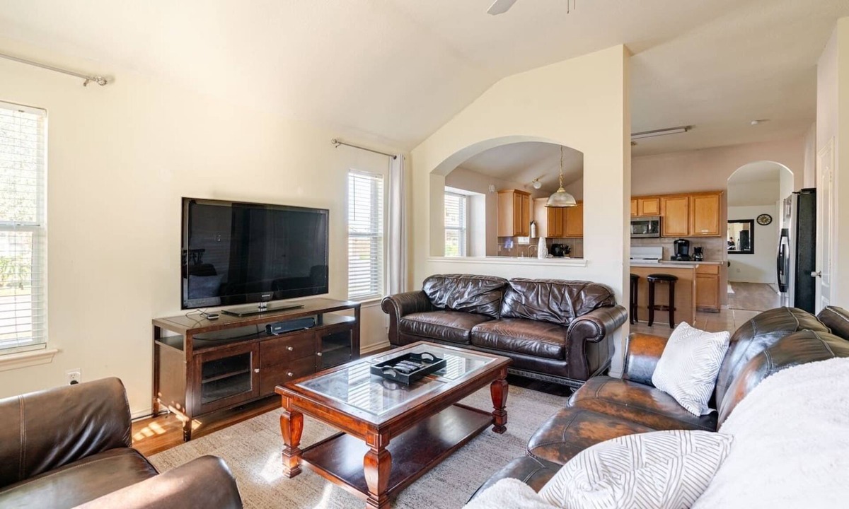Baytown House | Large 4 Bedrooms Home - Workforce Rental - Washer/Dryer - Garage - Full Kitchen