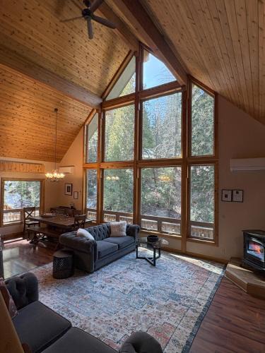 Yosemite West Ski Chalet | Lily of the Valley - Big Wall, Yosemite Day Use Reservations, Breakfast, Forest View and WiFi