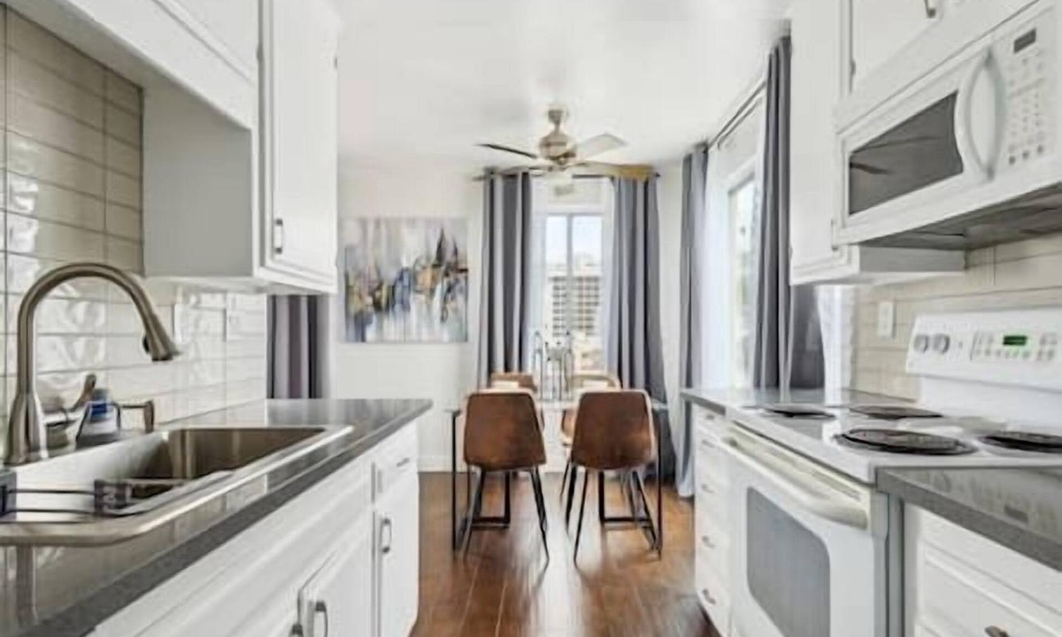 East Village Condo | Long Beach Abby - 3 Day Minimum - Spacious 1 Bedroom with Long Beach Ocean views
