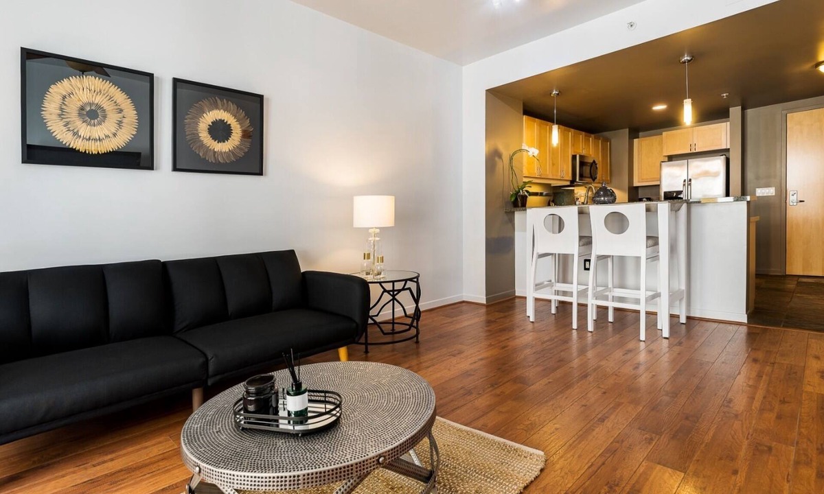 East Village Condo | Lovely 1 bedroom in heart of downtown ,free parking