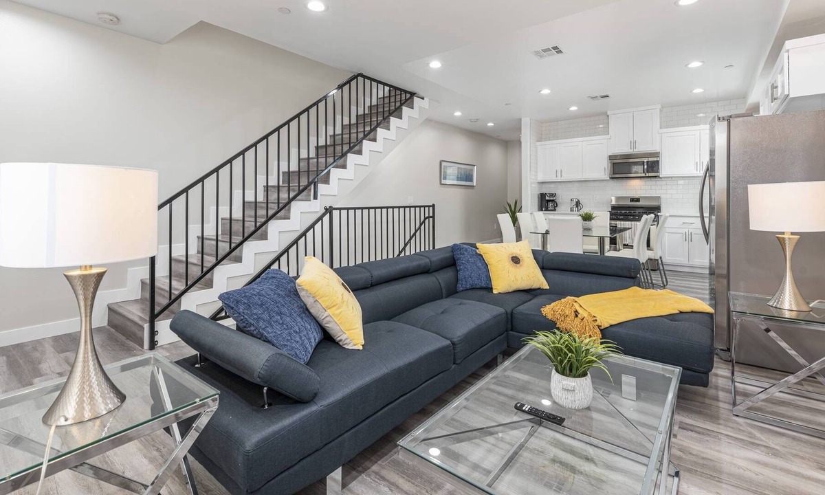 Pico-Union House | Lovely 5BR + 5BA Family Home near DTLA/USC
