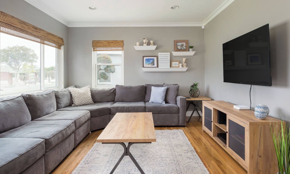 Del Aire House | Lovely Coastal Boho home close to Beaches & SOFI with Pool, AC & King bed