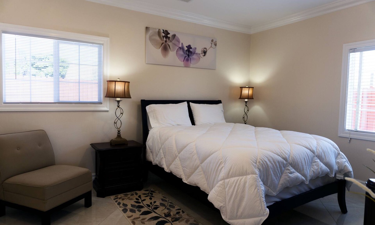 East Palo Alto House | Luxurious 1 Bed 1 Bath - Living Room & Kitchenette. 600sqft.