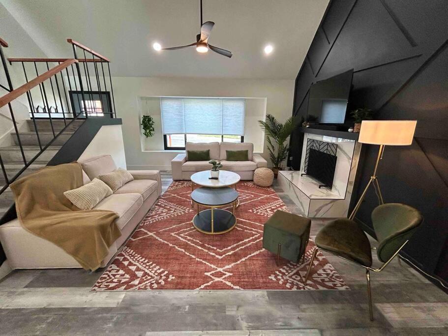 Oak Park Villa | Luxurious Home - Gameroom - Cowboy Pool