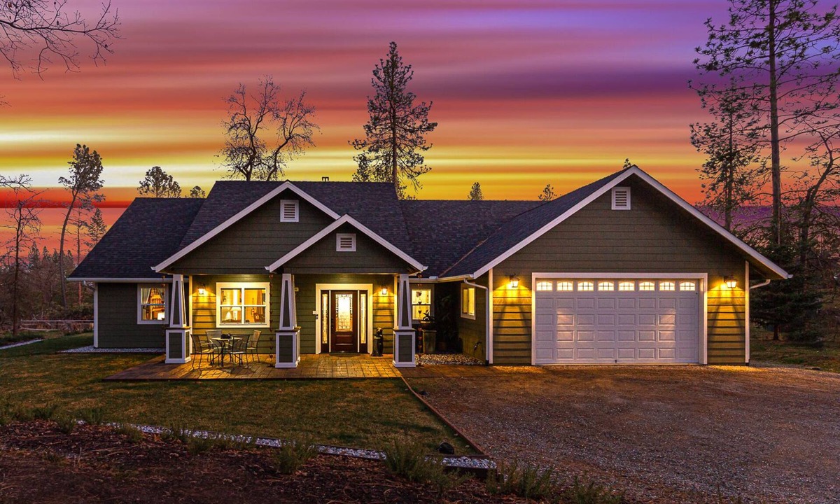 Mariposa House | Luxurious Yosemite Mountain Home , Spa, Pool, Miniature Ponies! and Gameroom