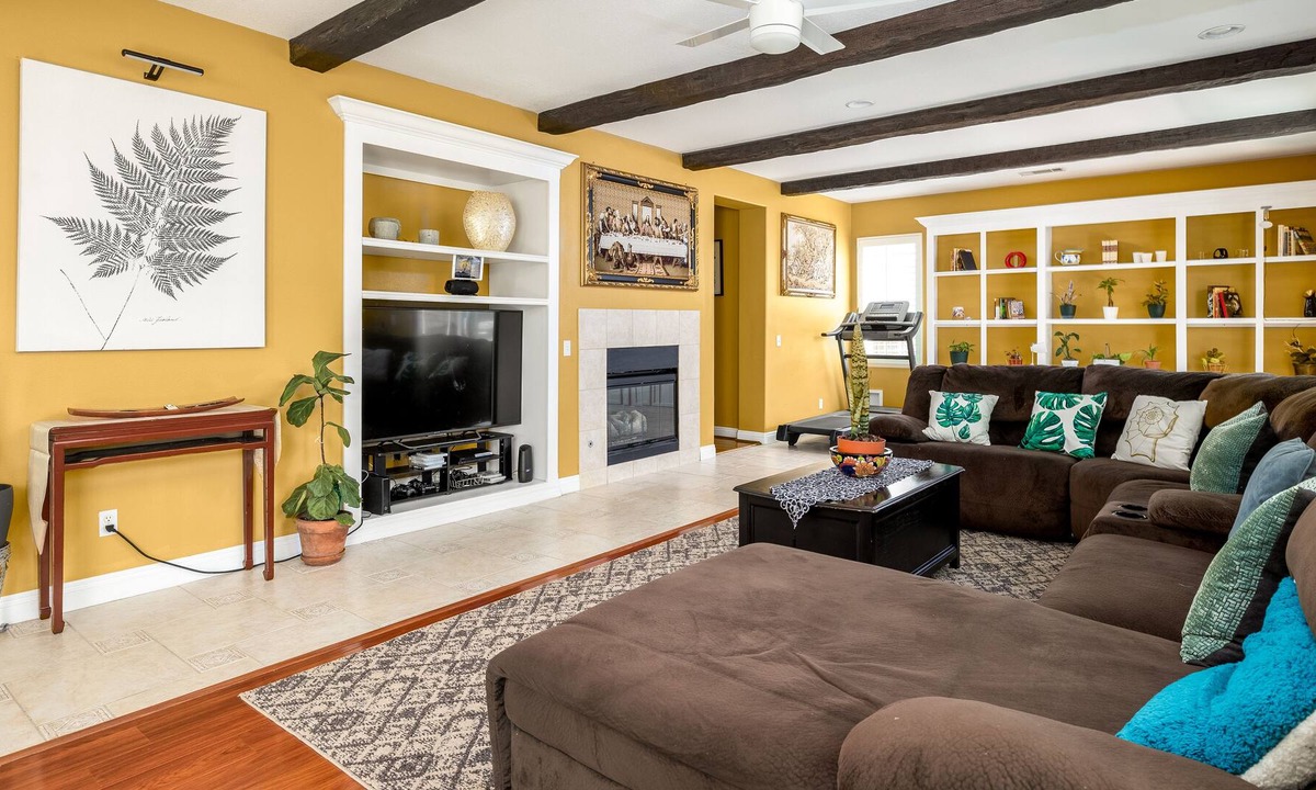 Menifee House | Luxury 6-Bedroom Home w Large 3-Cars Garage & Spacious Yard