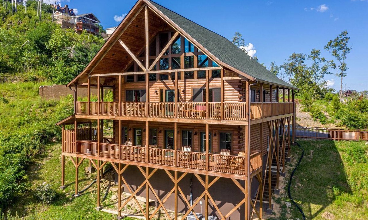 Chalet Village North Cabin | Luxury Cozy Cabin with Swimming Pool, Hot-tub and Stunning Panoramic Views in Gatlinburg, Tennessee