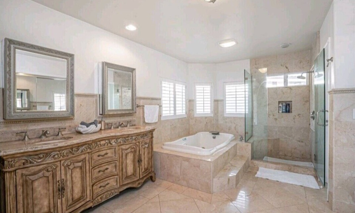 Lincoln Acres House | Luxury Home, centrally located to all of San Diego's attractions.