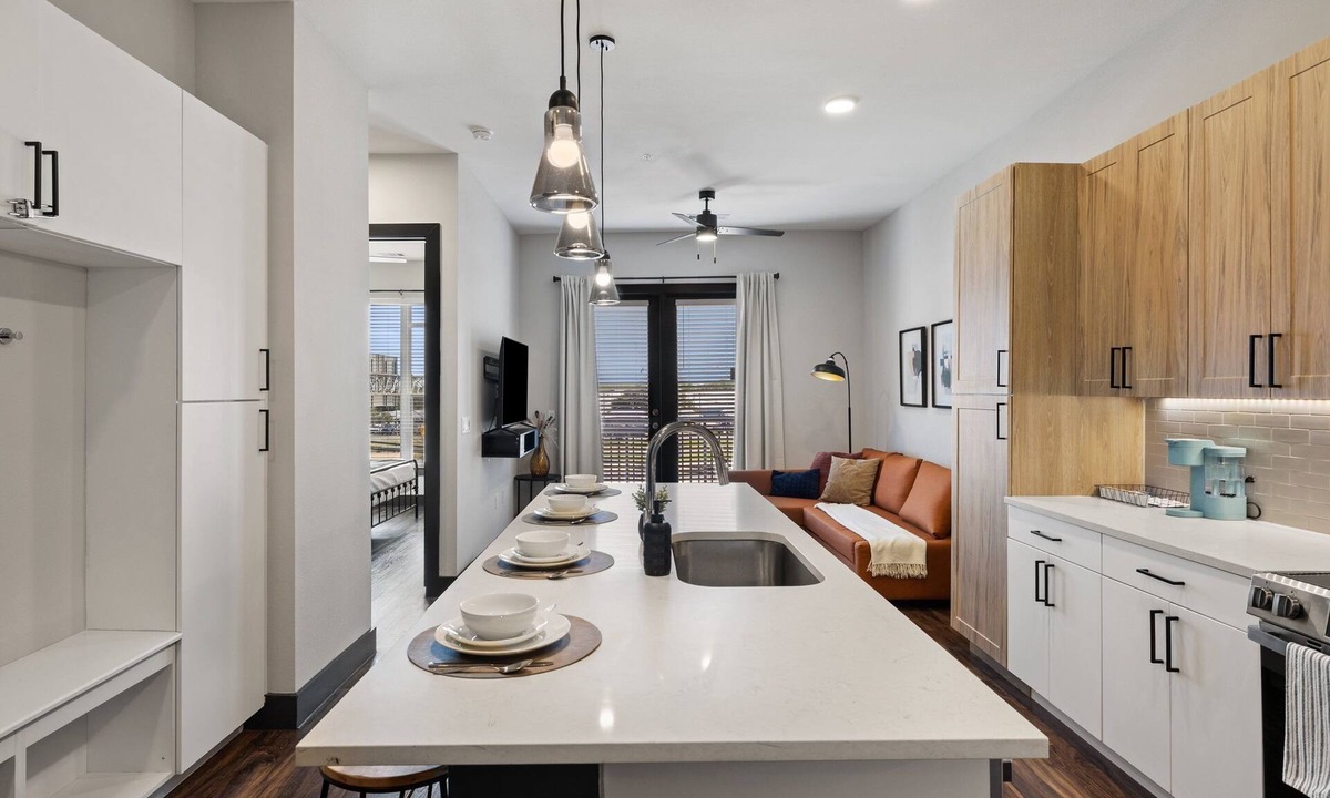 North Burnet Apartment | Luxury King Bed+Pool+Gym+DowntownATX+Domain+Q2Stadium