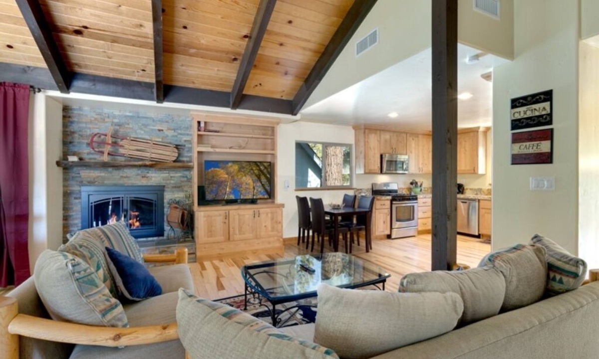 Pioneer Trail House | Luxury5 BR 3.5 Bath Minutes From Heavenly, Casinos And The Lake