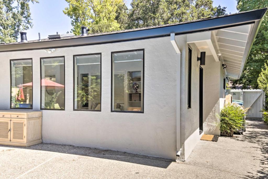 Linfield Oaks Apartment | Menlo Park Studio about 2 Mi to Stanford University