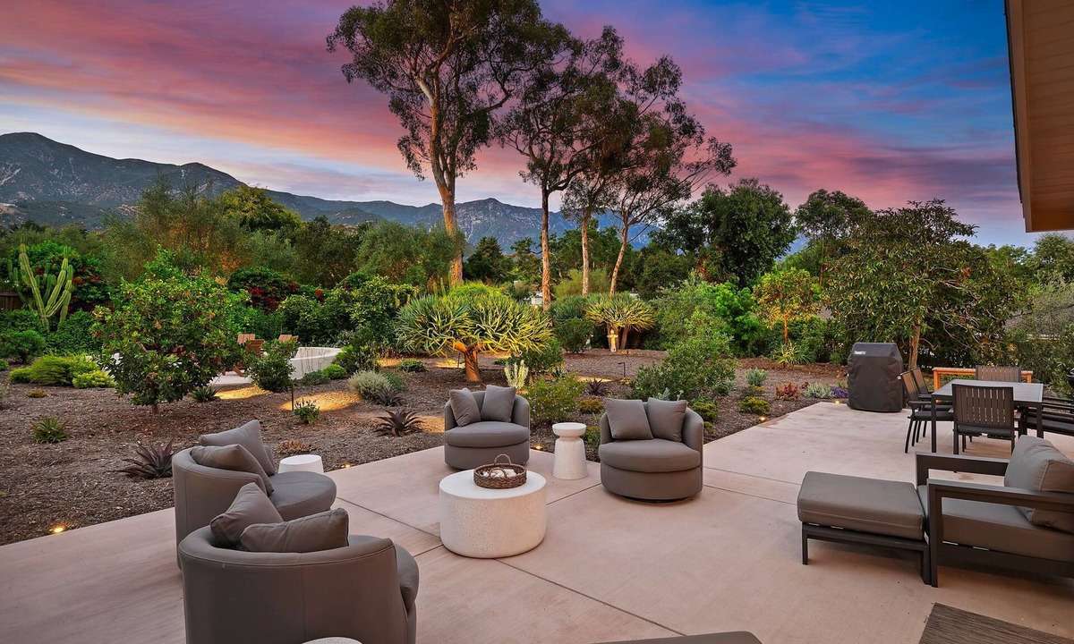 Golden Quadrangle House | Mid-Century Swag, Private Yard and Orchard