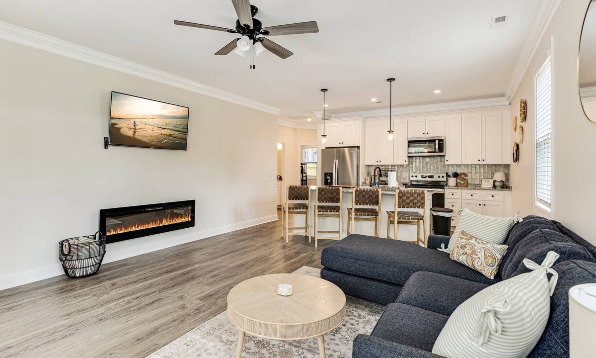 Southport House | Mid Term Home in Southport, just mins from DT Southport and Oak Island Beaches